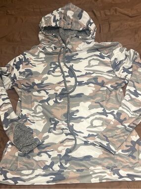 Camo Print Pullover Hoodie in Taupe & Gray